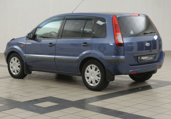 Подержанный автомобиль Ford Fusion 2006 года (2 фото)