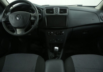 Подержанный автомобиль Renault Sandero 2015 года (12 фото)