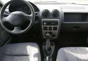Подержанный автомобиль Renault Logan Sedan 2007 года (12 фото)