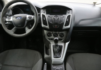 Подержанный автомобиль Ford Focus Hatchback 2011 года (12 фото)