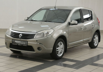 Подержанный автомобиль Renault Sandero 2011 года (8 фото)