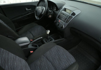 Подержанный автомобиль Kia Ceed Hatchback 2009 года (9 фото)