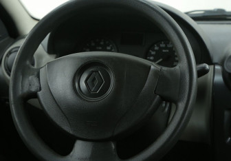 Подержанный автомобиль Renault Logan Sedan 2013 года (16 фото)