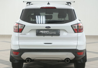 Подержанный автомобиль Ford Kuga 2017 года (3 фото)