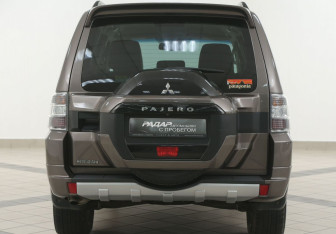 Подержанный автомобиль Mitsubishi Pajero 2014 года (3 фото)