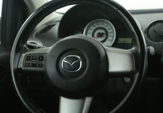 Подержанный автомобиль Mazda 2 Hatchback 2008 года (16 фото)