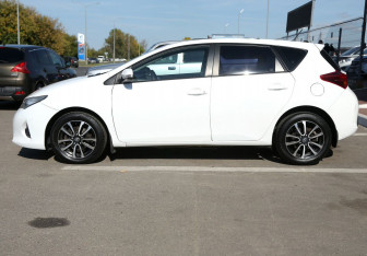 Подержанный автомобиль Toyota Auris Hatchback 2015 года (8 фото)