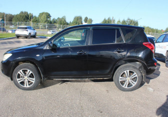 Подержанный автомобиль Toyota RAV4 2007 года (8 фото)