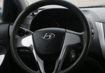 Подержанный автомобиль Hyundai Solaris Sedan 2012 года (16 фото)