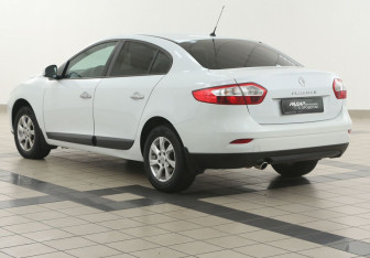 Подержанный автомобиль Renault Fluence 2011 года (2 фото)