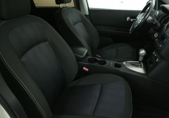 Подержанный автомобиль Nissan Qashqai 2012 года (10 фото)