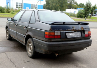 Подержанный автомобиль Volkswagen Passat Sedan 1988 года (4 фото)