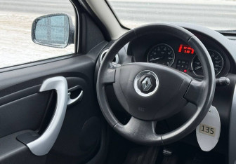 Подержанный автомобиль Renault Sandero 2014 года (14 фото)