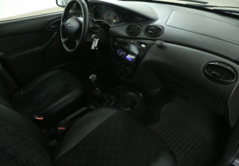 Подержанный автомобиль Ford Focus Sedan 2003 года (9 фото)