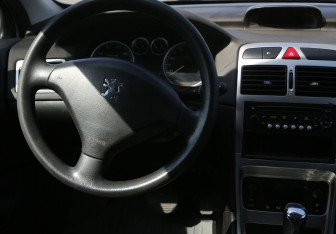 Подержанный автомобиль Peugeot 307 Hatchback 2005 года (14 фото)