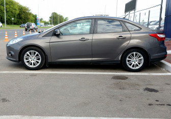 Подержанный автомобиль Ford Focus Sedan 2011 года (8 фото)