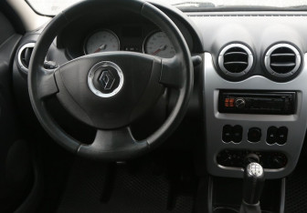 Подержанный автомобиль Renault Logan Sedan 2012 года (14 фото)