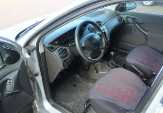 Подержанный автомобиль Ford Focus Hatchback 2004 года (14 фото)