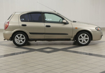 Подержанный автомобиль Nissan Almera Hatchback 2004 года (5 фото)