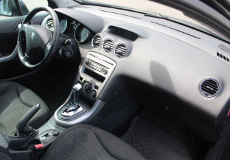 Подержанный автомобиль Peugeot 308 Wagon 2010 года (10 фото)