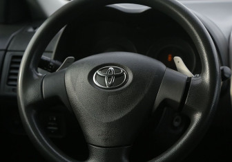 Подержанный автомобиль Toyota Corolla Sedan 2008 года (16 фото)