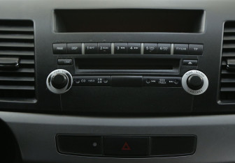 Подержанный автомобиль Mitsubishi Lancer Sedan 2007 года (13 фото)