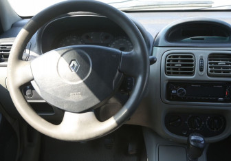 Подержанный автомобиль Renault Symbol 2004 года (14 фото)