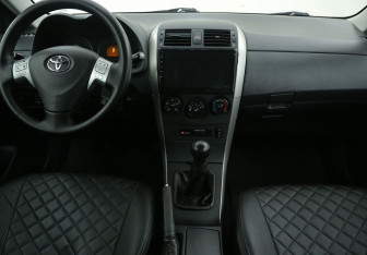 Подержанный автомобиль Toyota Corolla Sedan 2008 года (12 фото)