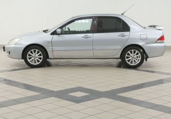 Подержанный автомобиль Mitsubishi Lancer Sedan 2006 года (7 фото)