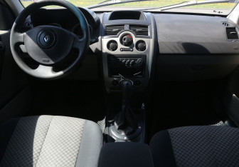 Подержанный автомобиль Renault Megane Sedan 2005 года (12 фото)