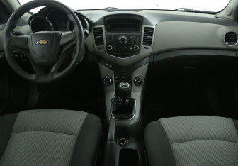 Подержанный автомобиль Chevrolet Cruze Sedan 2010 года (12 фото)