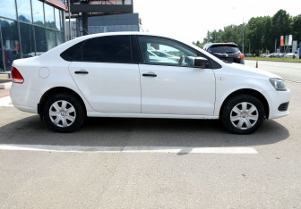 Подержанный автомобиль Volkswagen Polo Sedan 2013 года (7 фото)