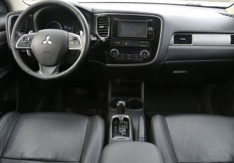 Подержанный автомобиль Mitsubishi Outlander 2012 года (12 фото)