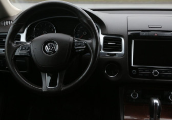 Подержанный автомобиль Volkswagen Touareg 2012 года (15 фото)
