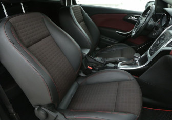 Подержанный автомобиль Opel Astra Hatchback 2012 года (10 фото)