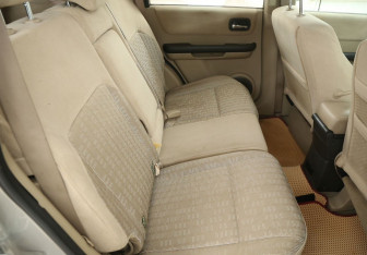 Подержанный автомобиль Nissan X-Trail 2003 года (11 фото)