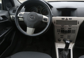 Подержанный автомобиль Opel Astra Hatchback 2007 года (14 фото)