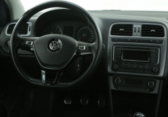 Подержанный автомобиль Volkswagen Polo Sedan 2016 года (14 фото)