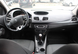 Подержанный автомобиль Renault Fluence 2011 года (14 фото)