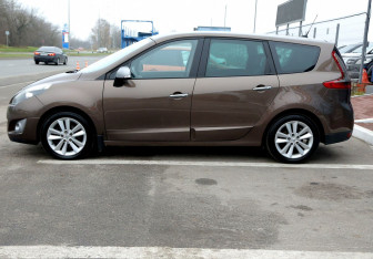 Подержанный автомобиль Renault Scenic 2010 года (8 фото)