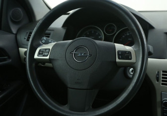 Подержанный автомобиль Opel Astra Hatchback 2008 года (15 фото)