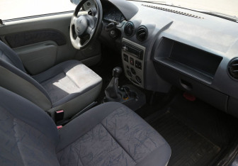Подержанный автомобиль Renault Logan Sedan 2006 года (9 фото)