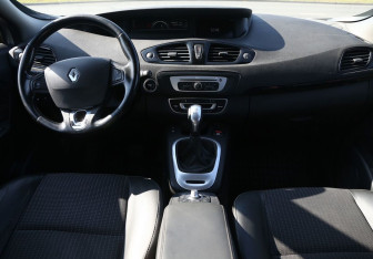 Подержанный автомобиль Renault Scenic 2015 года (12 фото)