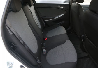 Подержанный автомобиль Hyundai Solaris Hatchback 2013 года (11 фото)