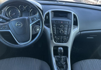 Подержанный автомобиль Opel Astra Hatchback 2011 года (9 фото)