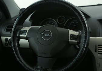 Подержанный автомобиль Opel Astra Sedan 2008 года (16 фото)