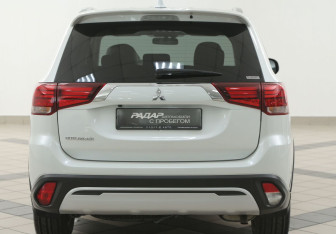 Подержанный автомобиль Mitsubishi Outlander 2021 года (3 фото)