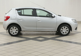 Подержанный автомобиль Renault Sandero 2015 года (5 фото)