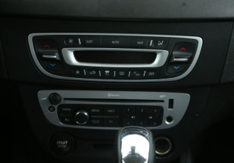 Подержанный автомобиль Renault Fluence 2015 года (13 фото)