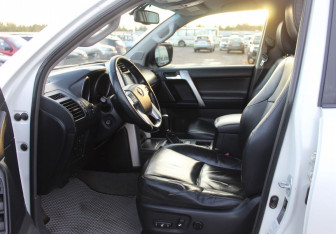 Подержанный автомобиль Toyota Land Cruiser Prado 2011 года (10 фото)